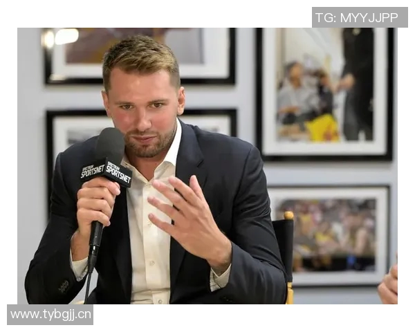 东契奇向里夫斯展示扭伤手指里夫斯惊呼难以置信的反应引发热议 东契奇向里夫斯展示扭伤手指里夫斯惊呼难以置信的反应引发热议