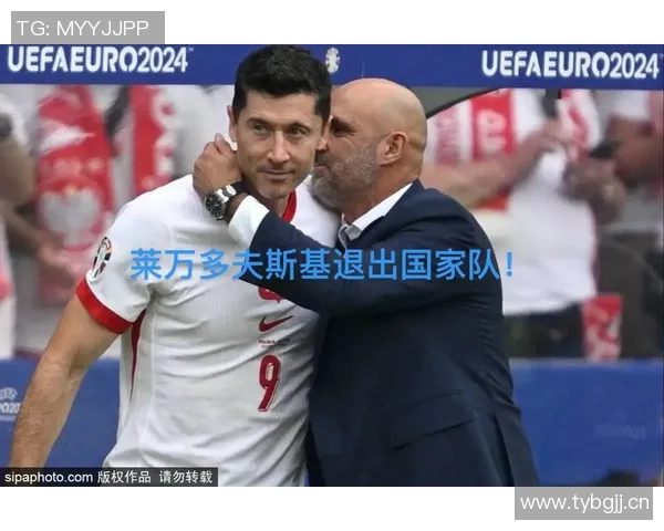 马卡报报道莱万上半场不适巴萨对其坚持比赛表示不满