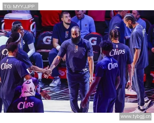 哈登谈球队配合训练称赞祖巴茨与科林斯的默契与随机应变能力