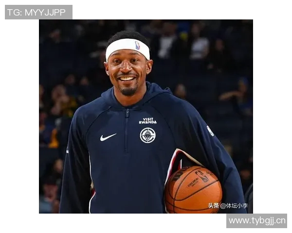 快船训练营首日盛况:灯泡组合同框小卡与比尔携手出击