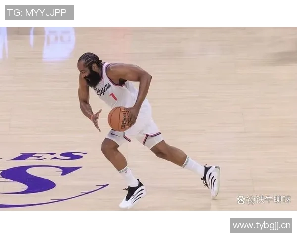 哈登半场表现亮眼三投两中助攻9次助力球队进攻展现全能风采
